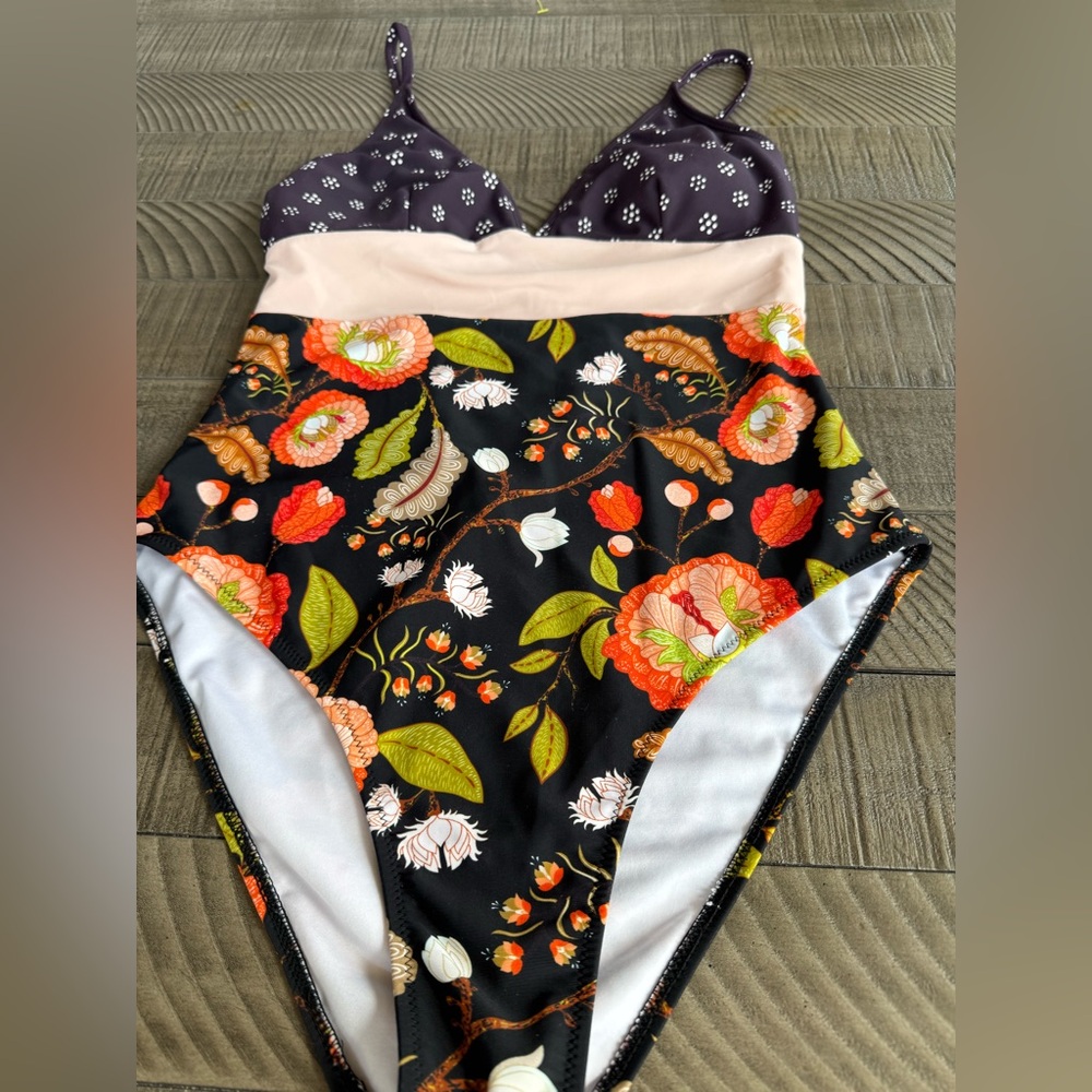 Cupshe One Piece Color Block Design Swimsuit Woman’s Size Medium (NWOT) - Picture 6 of 11